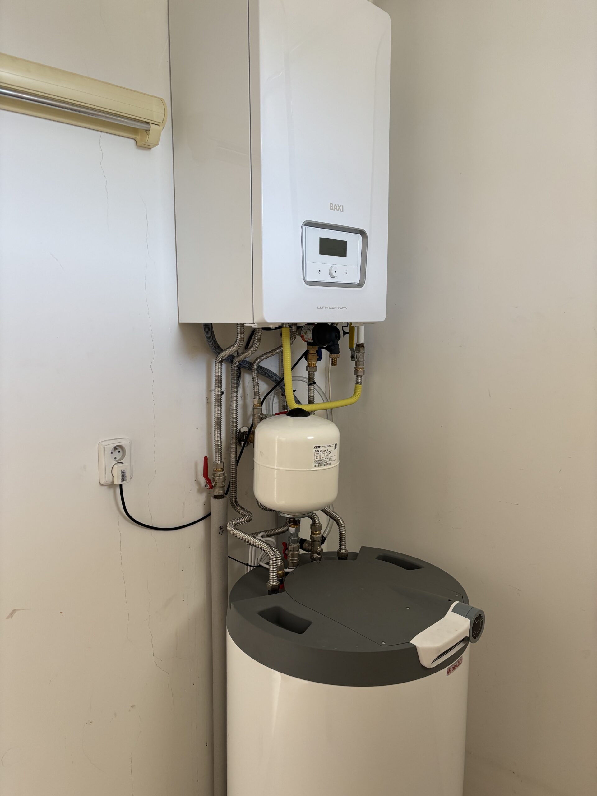 Montáž kondenzačního kotle Baxi LUNA Century 1.24 se 100 litrovým bojlerem s topnou tyčí.