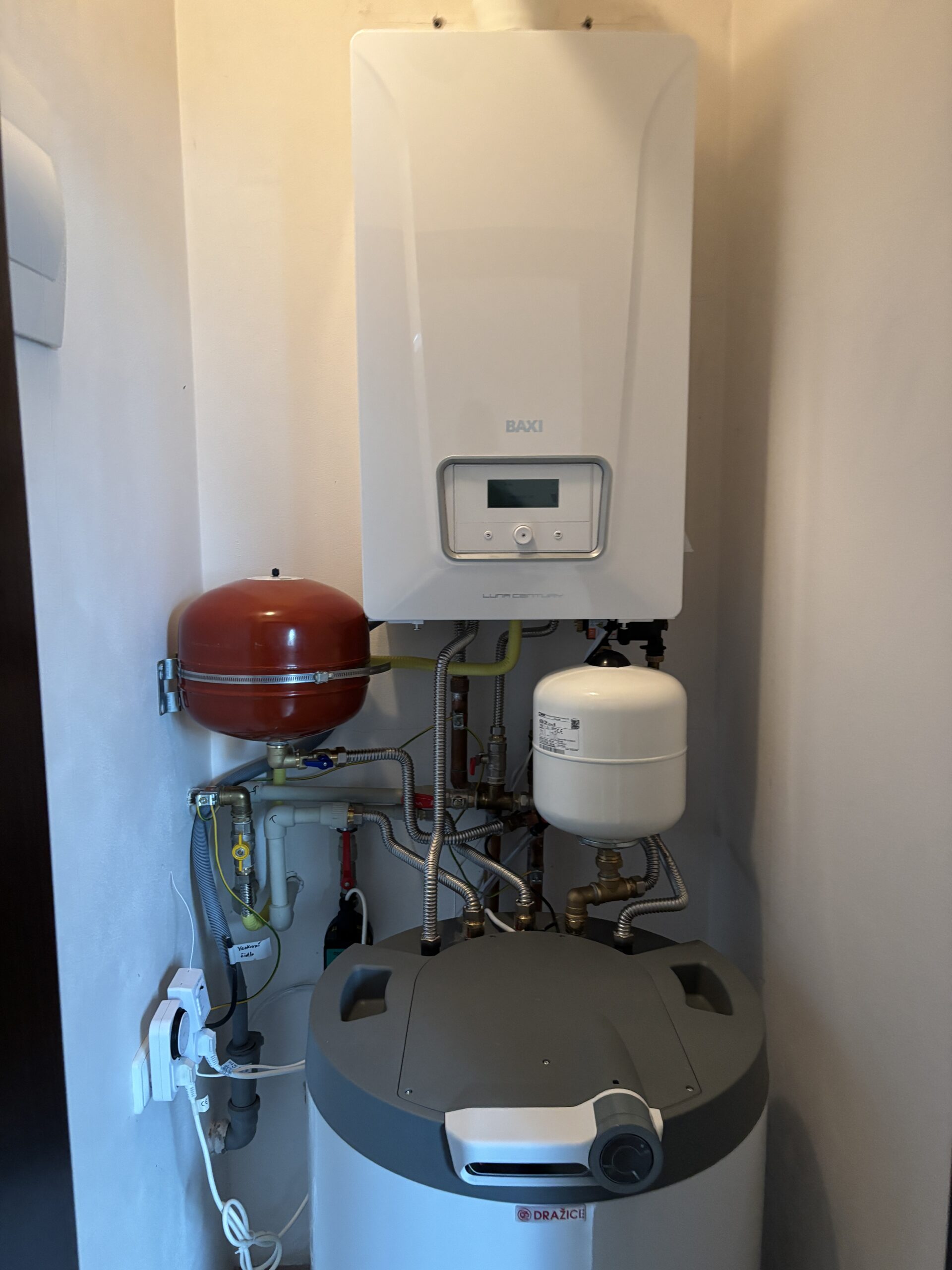 Montáž kondenzačního kotle Baxi LUNA Century 1.24 se 100 litrovým bojlerem s topnou tyčí.